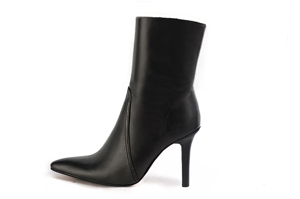 Satin black women's ankle boots with a zip on the inside. Tapered toe. Very high slim heel. Profile view - Florence KOOIJMAN